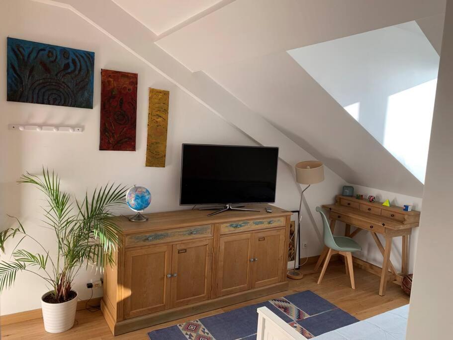 Charmant Studio A Proximite De La Gare Rer A Chatou Esterno foto